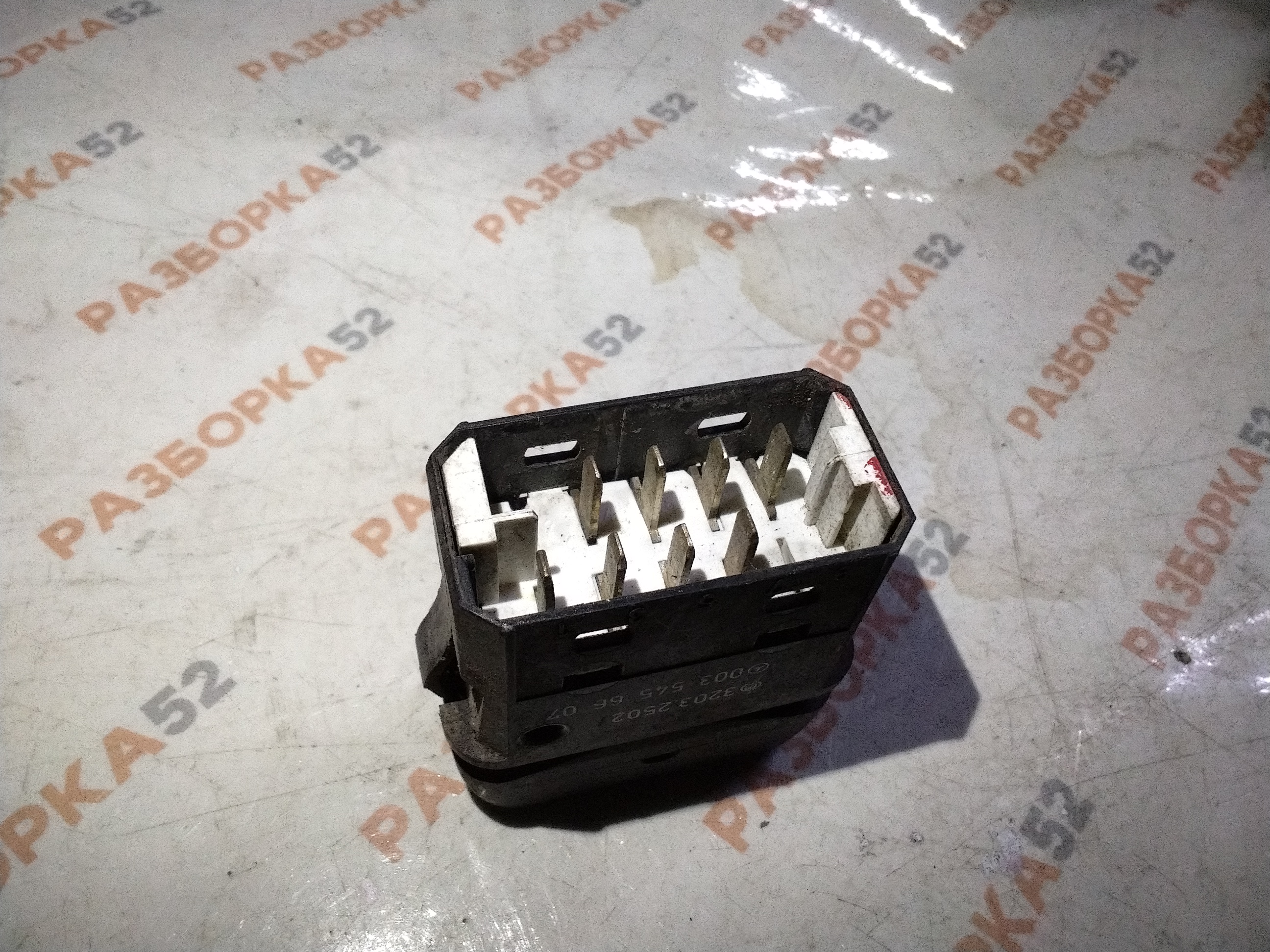 Кнопка стеклоподъёмника Мерседес Бенз Актрос Mercedes Benz Actros 0035456607 32032502
