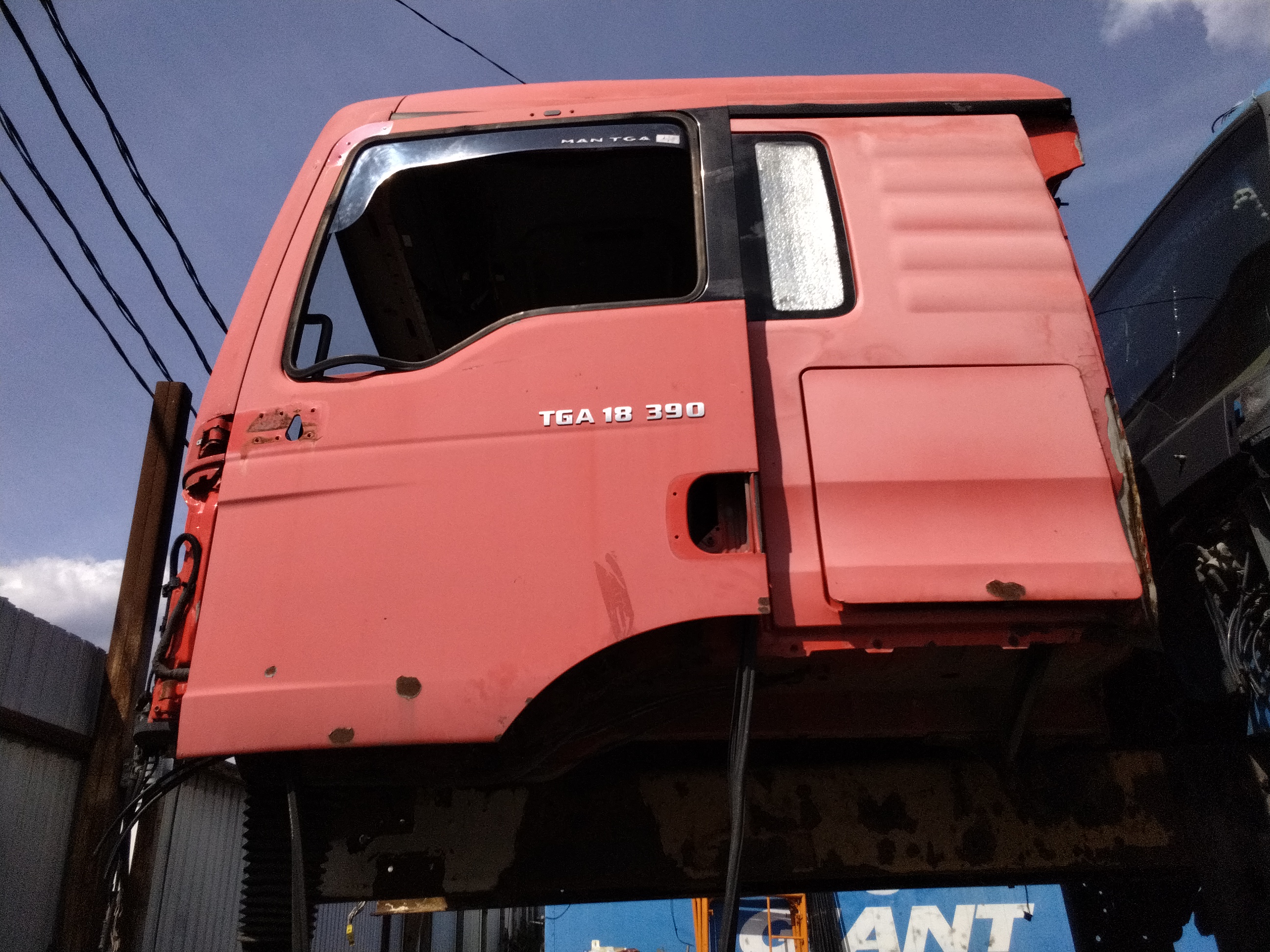 Кабина узкая бу красная в сборе Ман MAN TGA D2066 2007