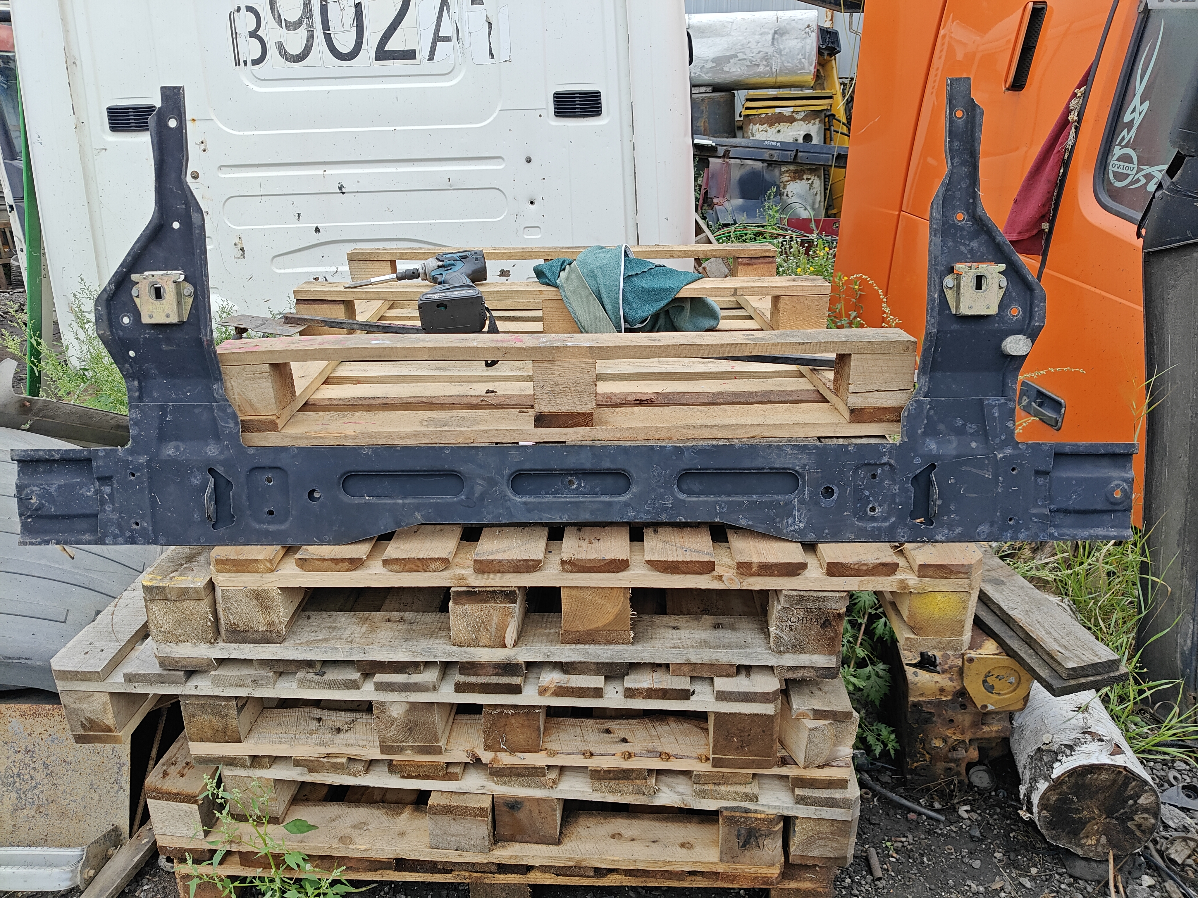 24732  9437500084 Рамка капота замок  Mercedes Actros Мерседес