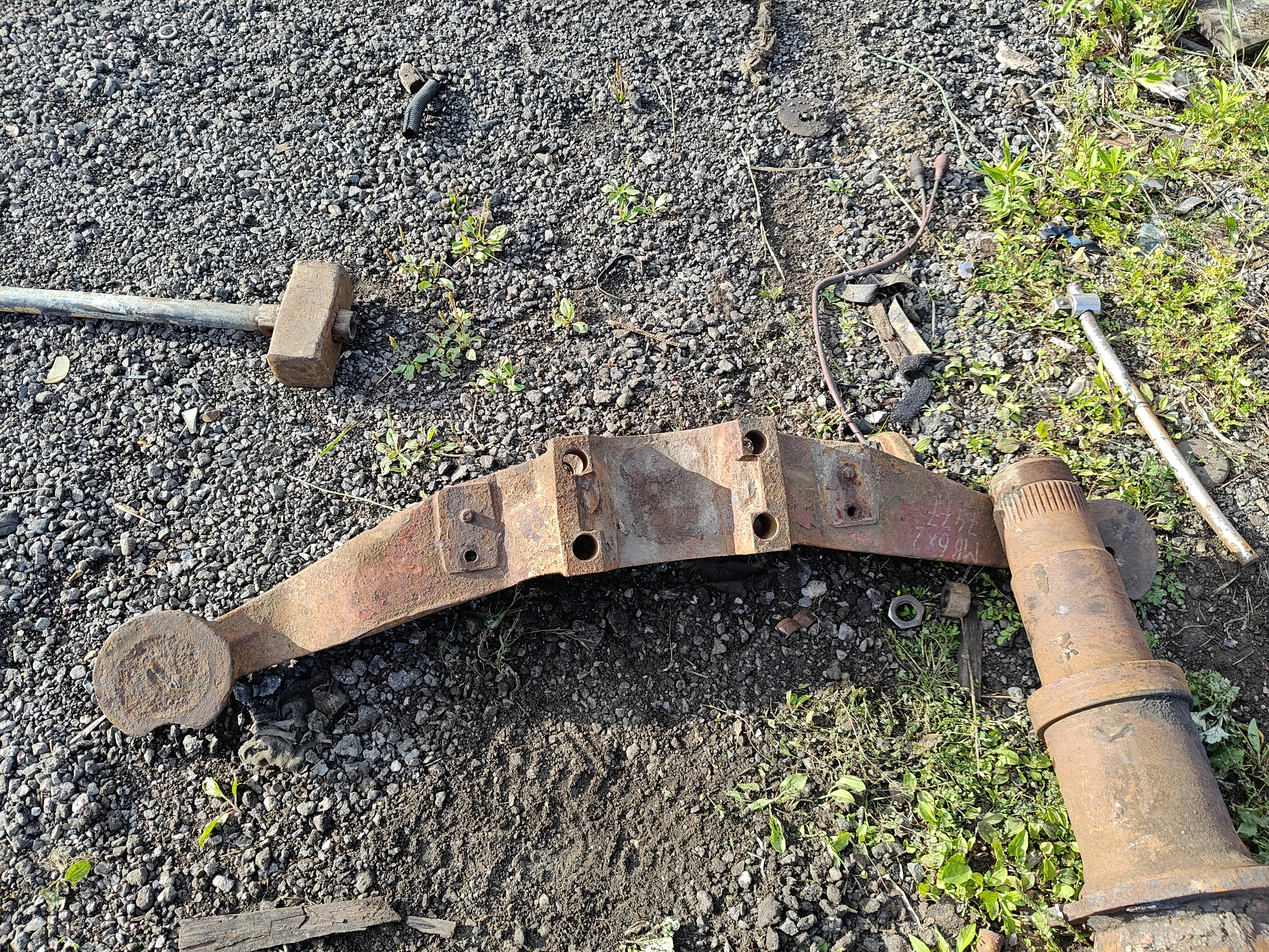 27477 Mercedes 2219L 6x2 лыжа кронштейн пневмоподвески 3833281841