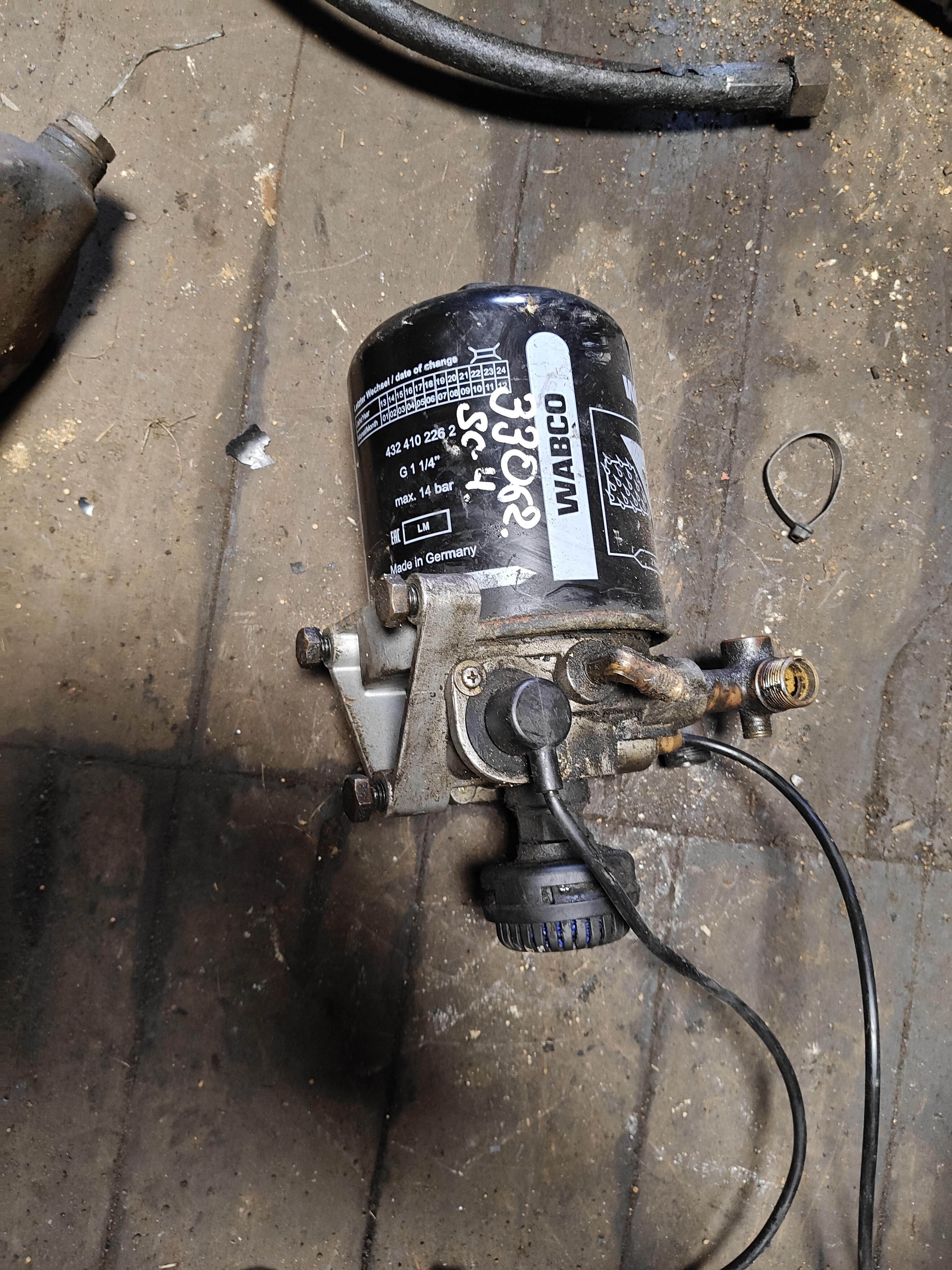 Осушитель воздуха скания 2057999 Scania R144 DSC1413