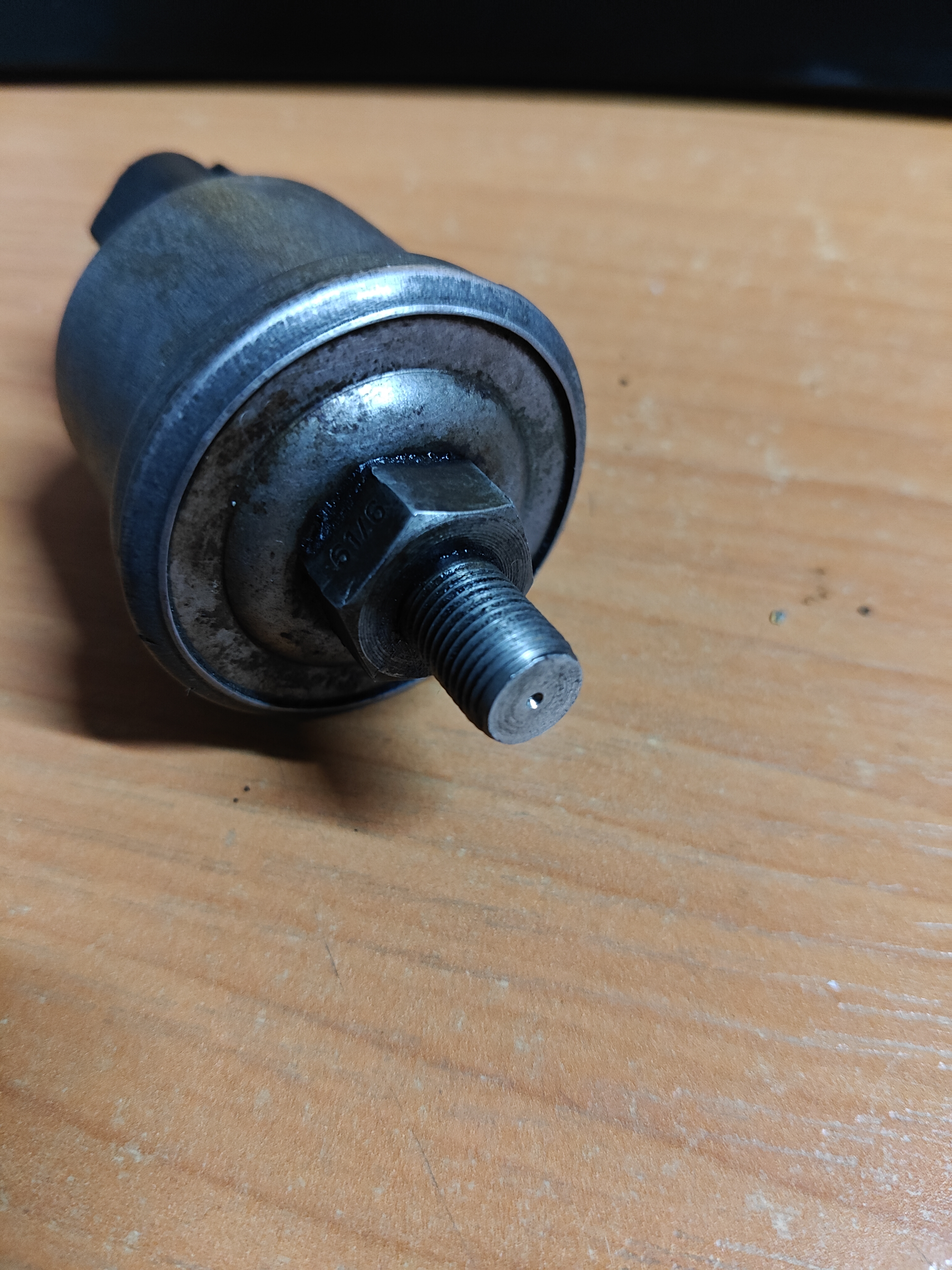 датчик давления масла/воздуха вольво ф12 1594236 3987498 Volvo F12/F10/F16