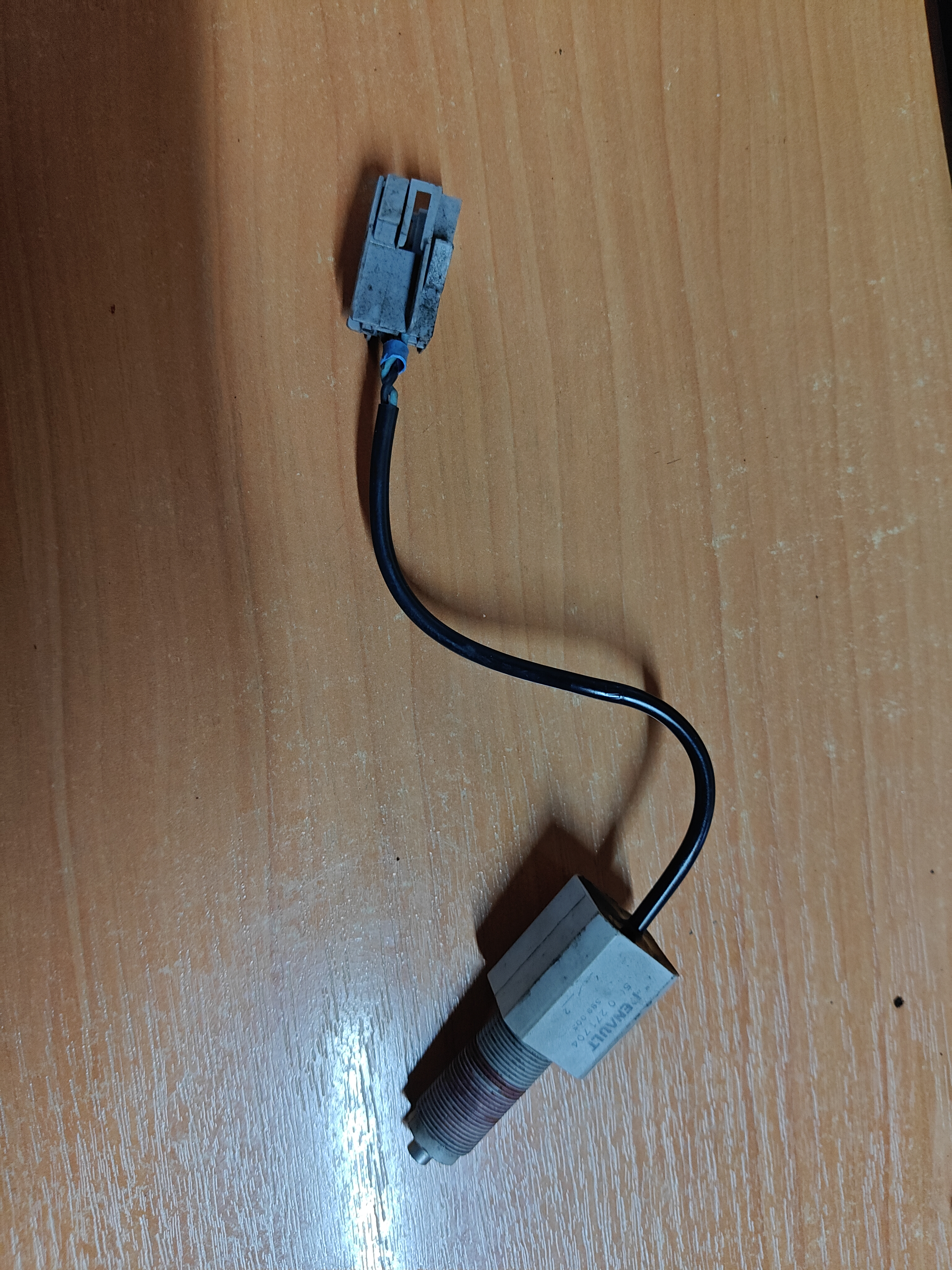 Датчик положения педали сцепления Renault Magnum  5010271704 лягушка