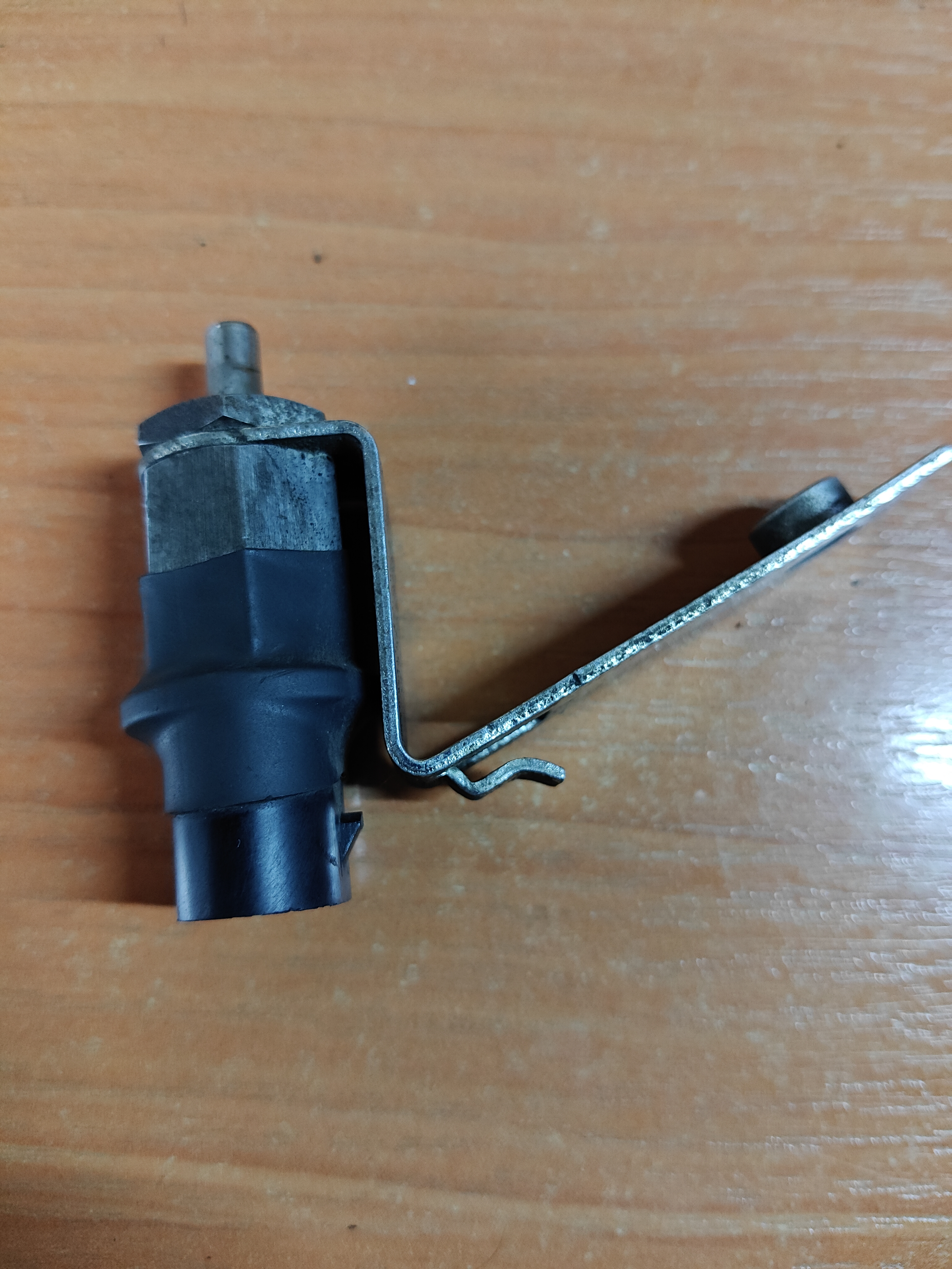 датчик включения стоп сигнала F8HT 9C871 AA Freightliner SW BRACKET - SPEED CONTROL