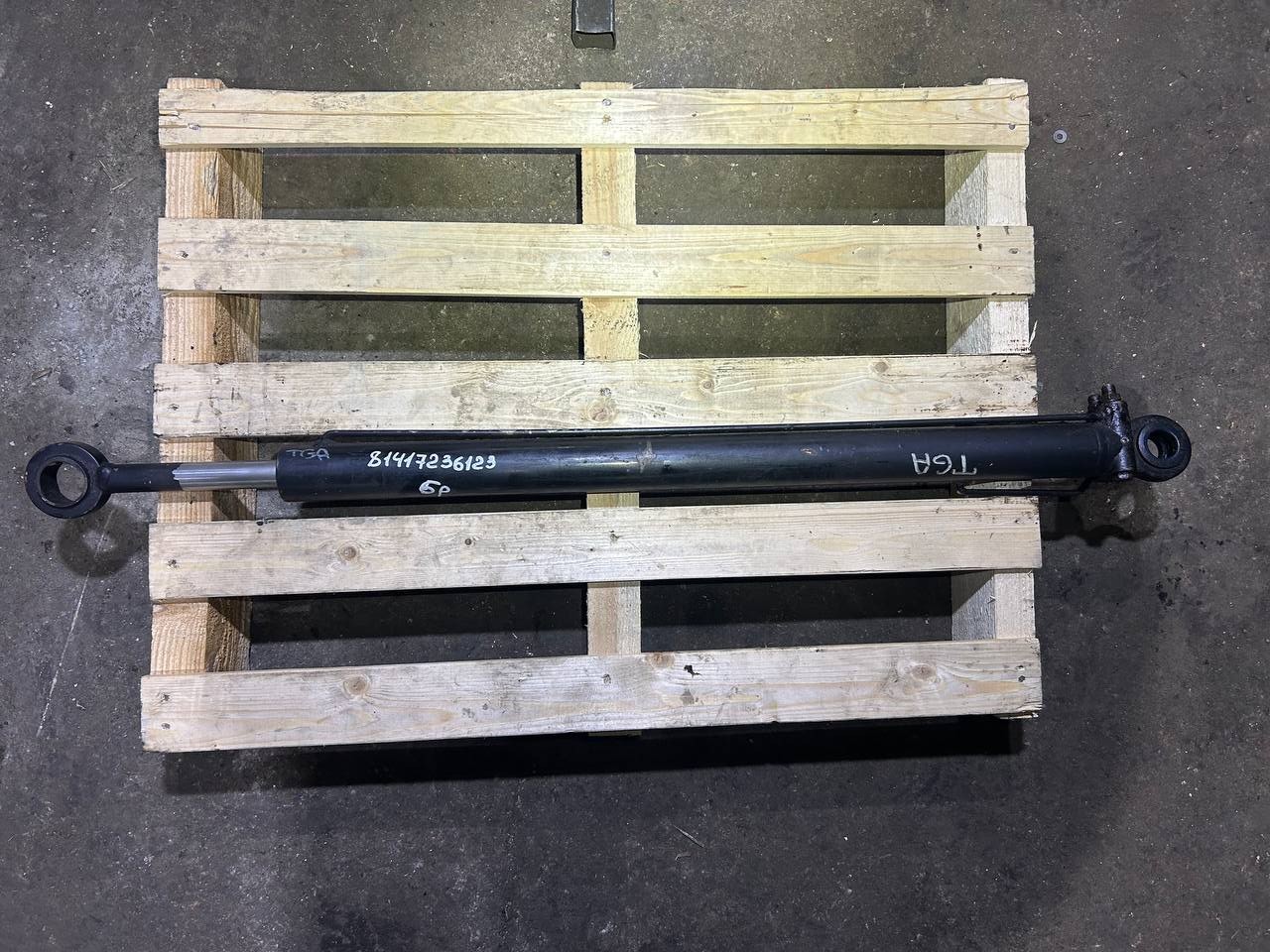 Цилиндр подъема кабины MAN TGA TGX TGS 81417236123