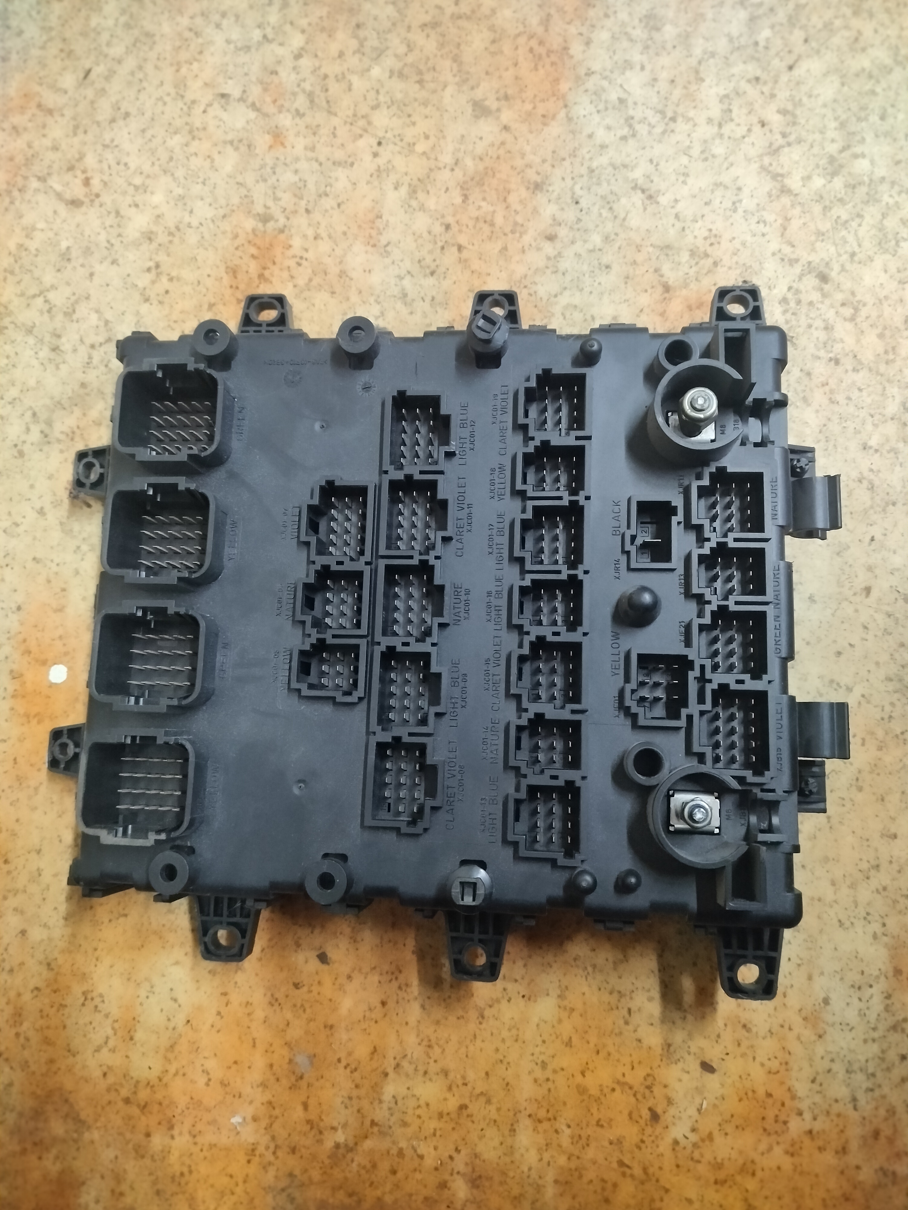 Блок предохранителей рено магнум Renault Magnum DXI12 5010590677 Premium DXI11 21169993 21899301 блок предохранителей RVI Magnum Kerax DXI13,VOLVO FL FE