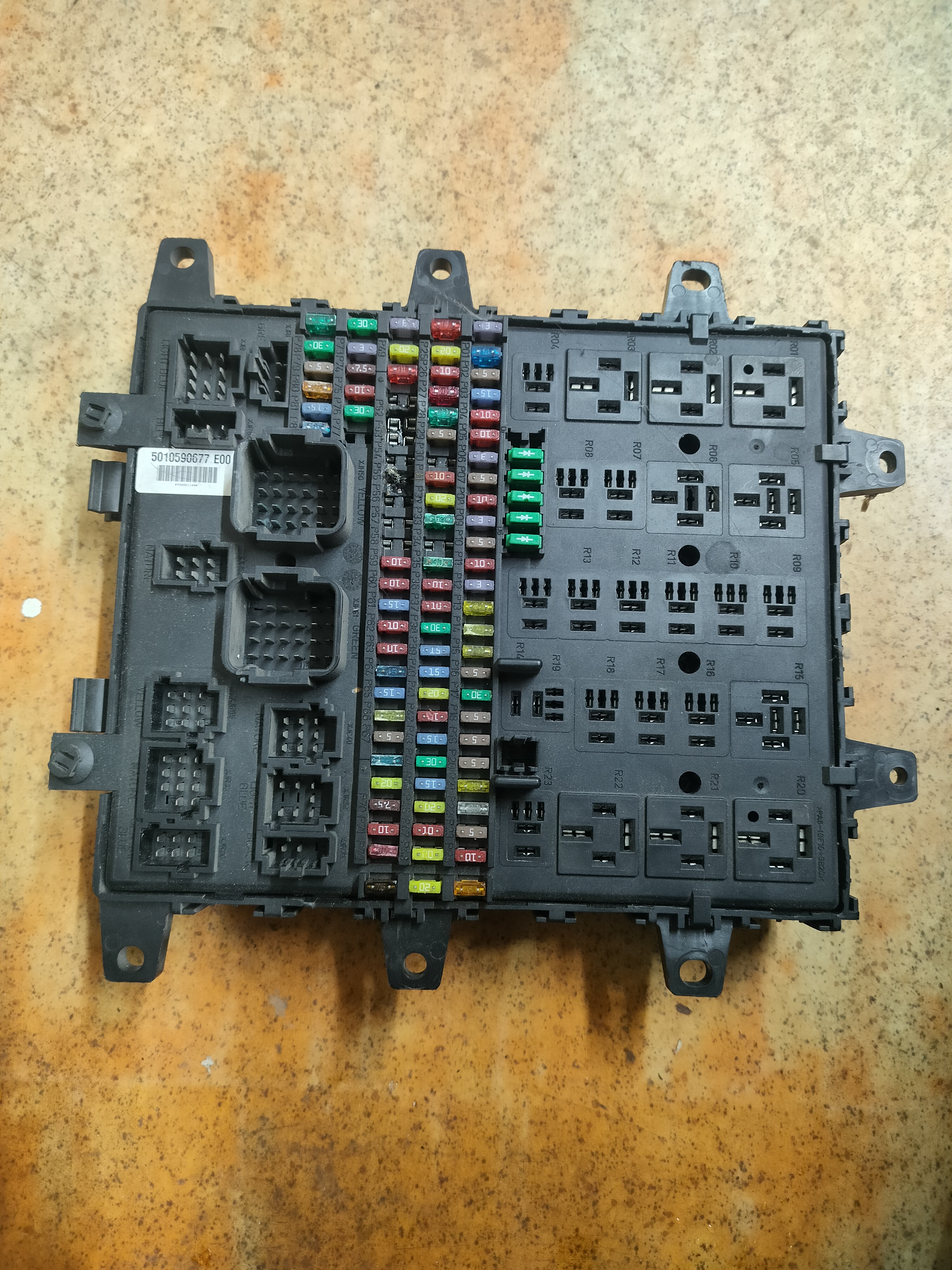 Блок предохранителей рено магнум Renault Magnum DXI12 5010590677 Premium DXI11 21169993 21899301 блок предохранителей RVI Magnum Kerax DXI13,VOLVO FL FE