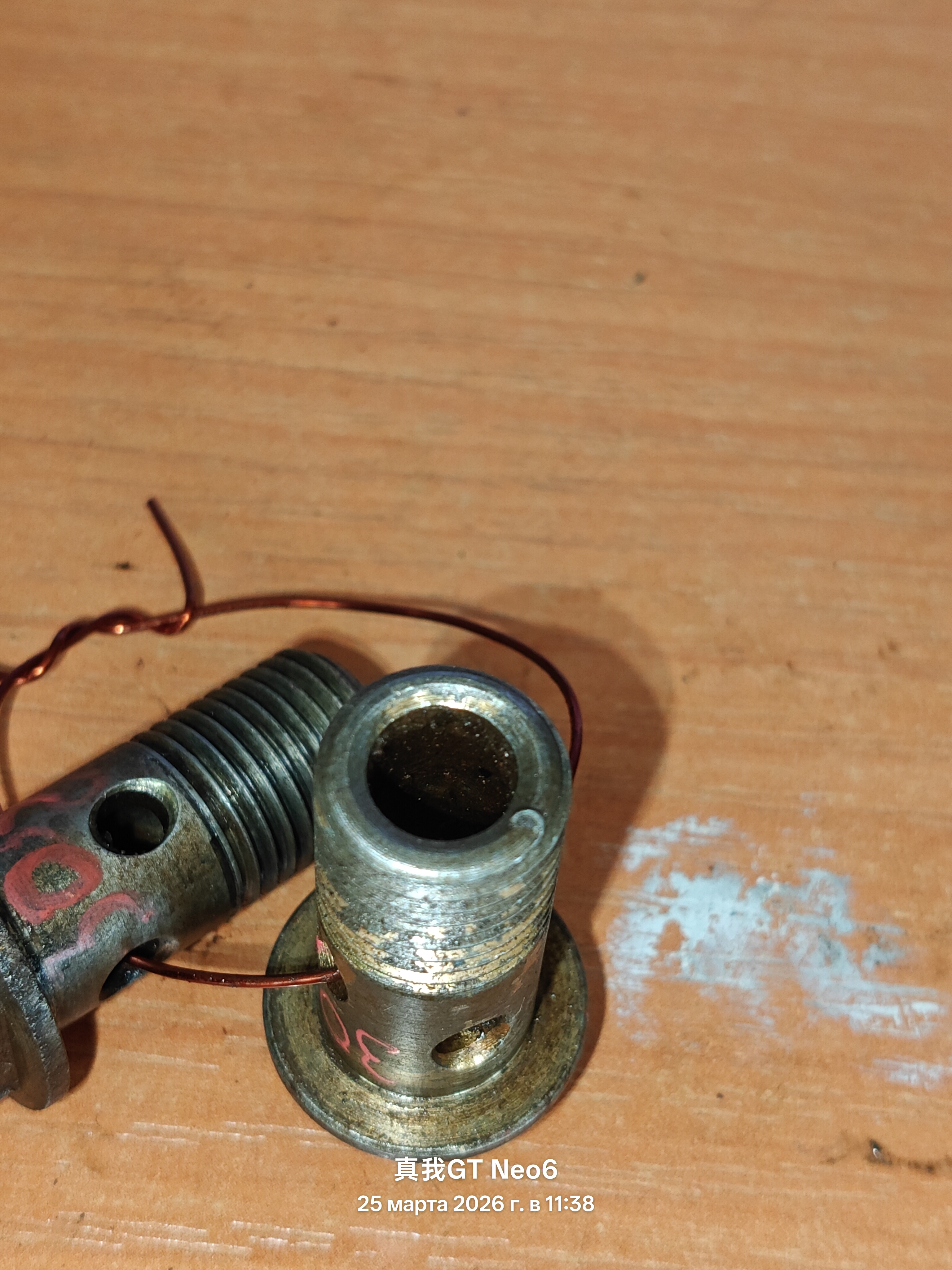 полый болт 4 отверстия внутренний диаметр-8мм наружный диаметр-14мм высота с шляпкой-38мм без шляпки-30мм шаг резьбы-1,5