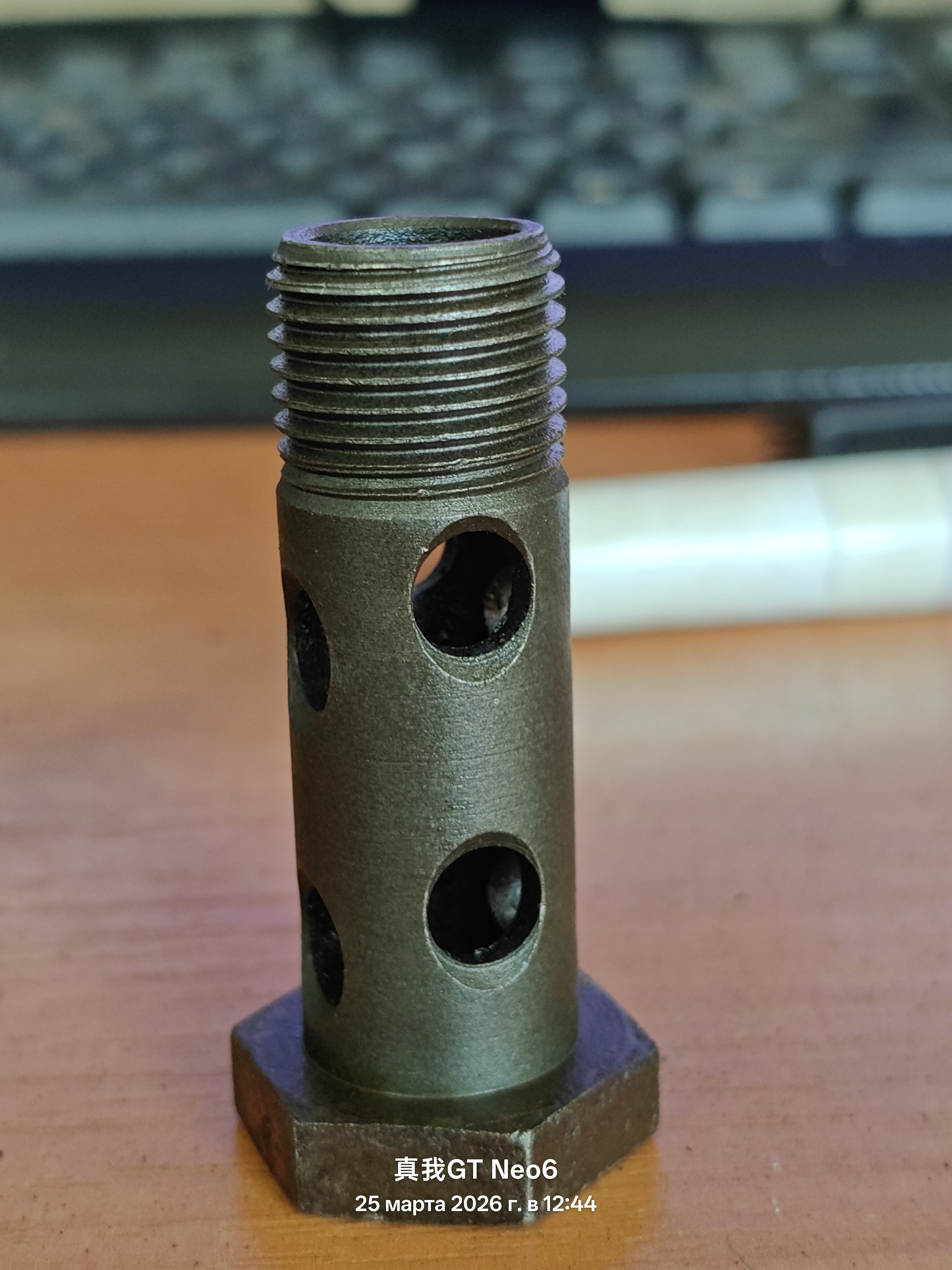 полый болт 8 отверстия внутренний диаметр-11мм наружный диаметр-16мм высота с шляпкой-52мм без шляпки-46мм шаг резьбы-1,5