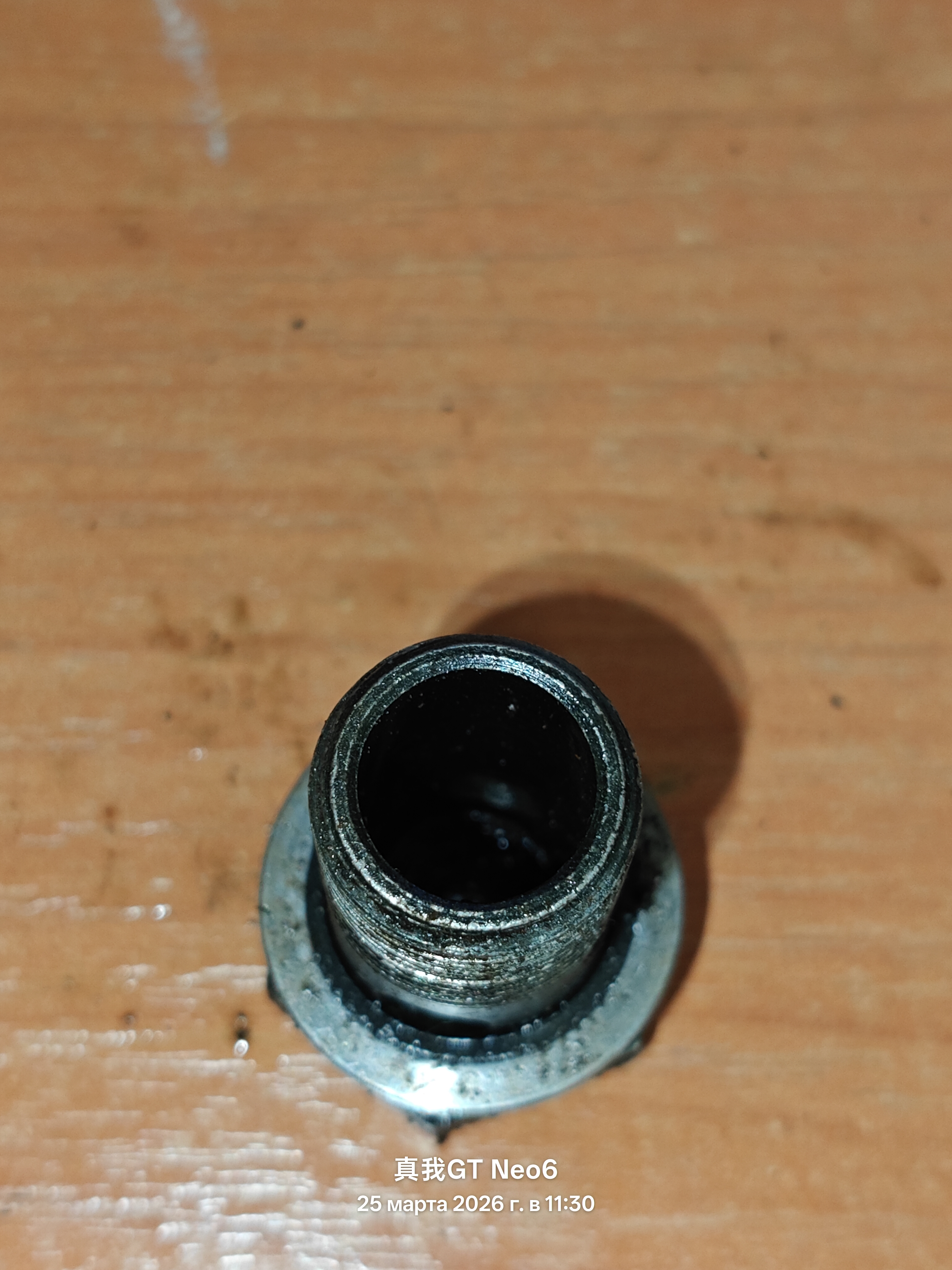 полый болт 4 отверстия внутренний диаметр-11мм наружный диаметр-16мм высота с шляпкой-34мм без шляпки-28мм шаг резьбы -1,5