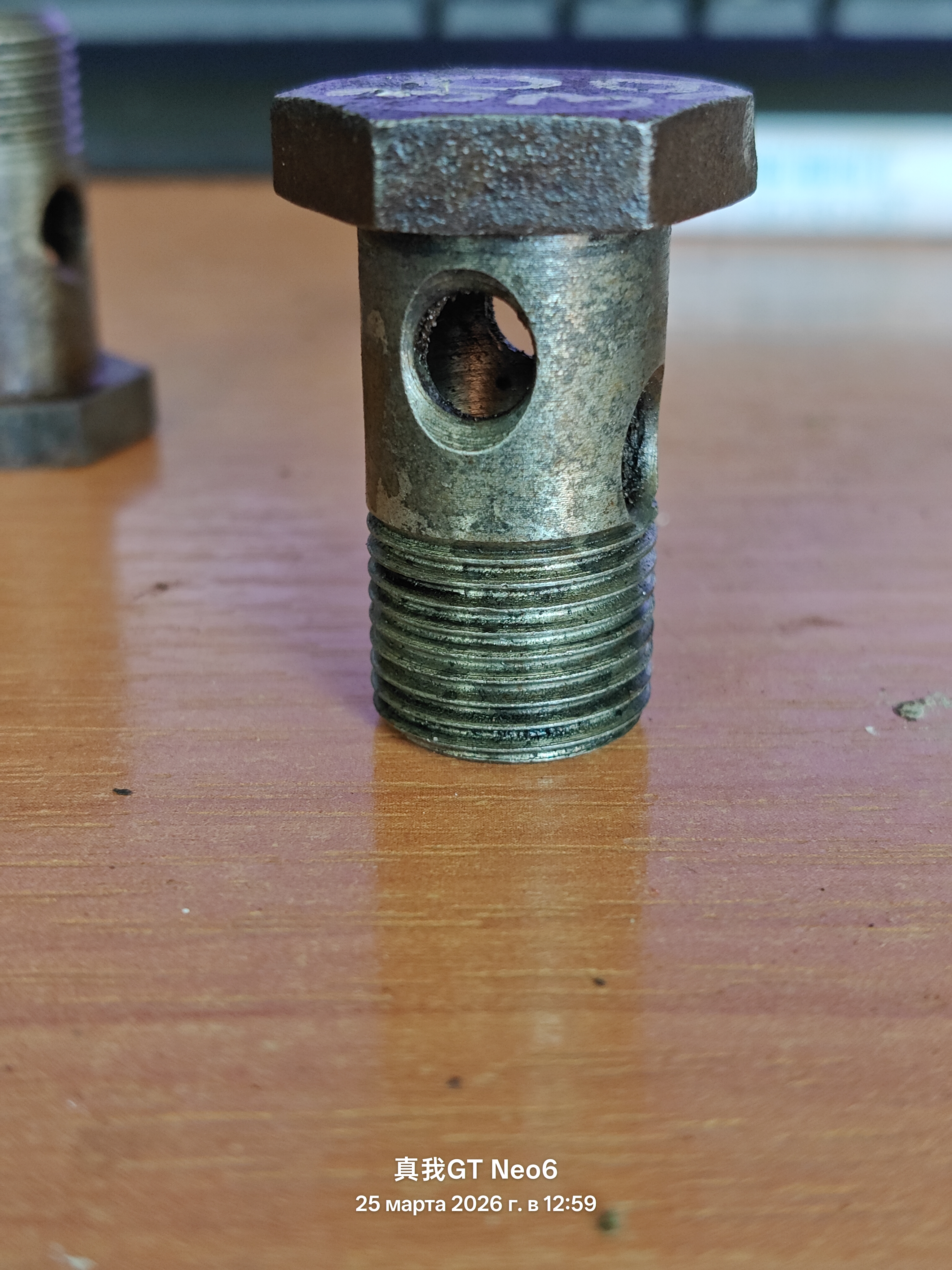 полый болт 4 отверстия внутренний диаметр-13мм наружный диаметр-18мм высота с шляпкой-38мм без шляпки-32мм шаг резьбы-1,5