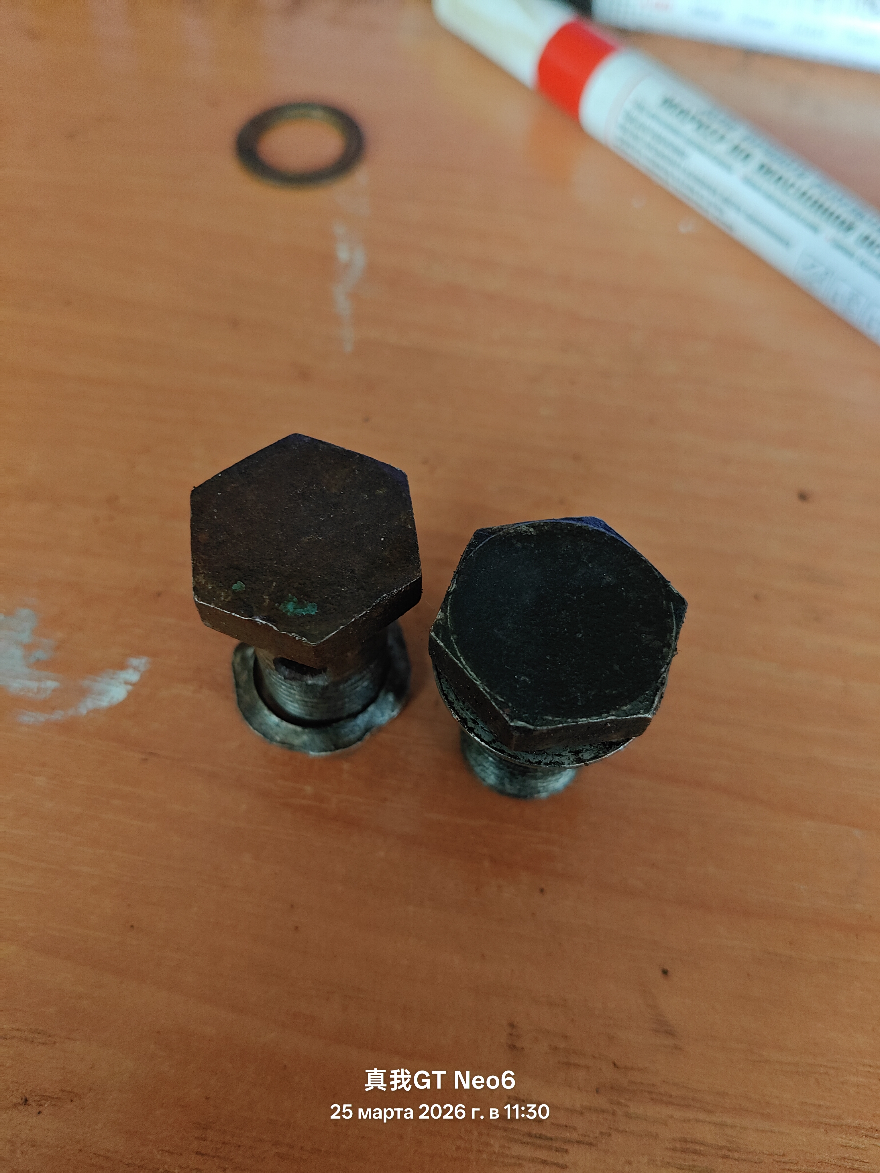 полый болт 4 отверстия внутренний диаметр-11мм наружный диаметр-16мм высота с шляпкой-34мм без шляпки-28мм шаг резьбы -1,5