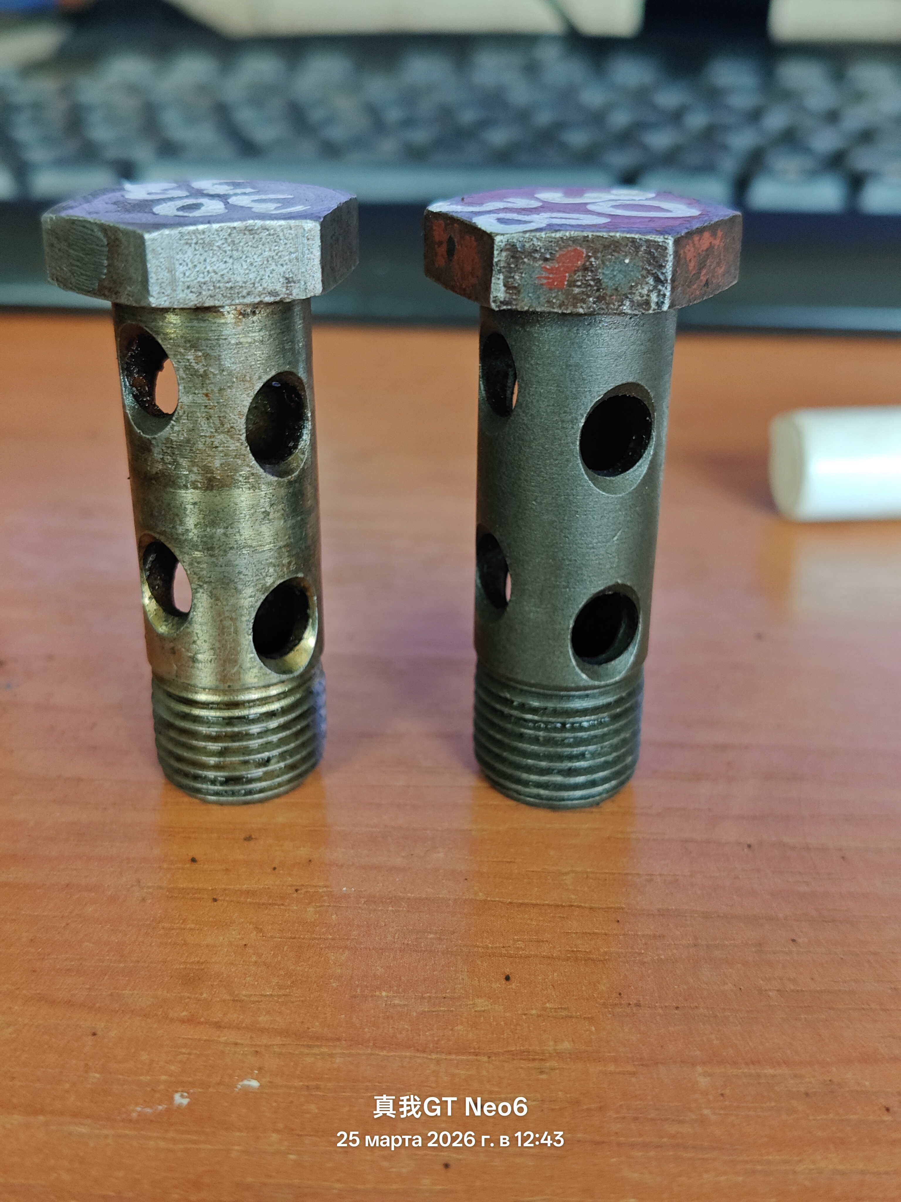 полый болт 8 отверстия внутренний диаметр-11мм наружный диаметр-16мм высота с шляпкой-52мм без шляпки-46мм шаг резьбы-1,5