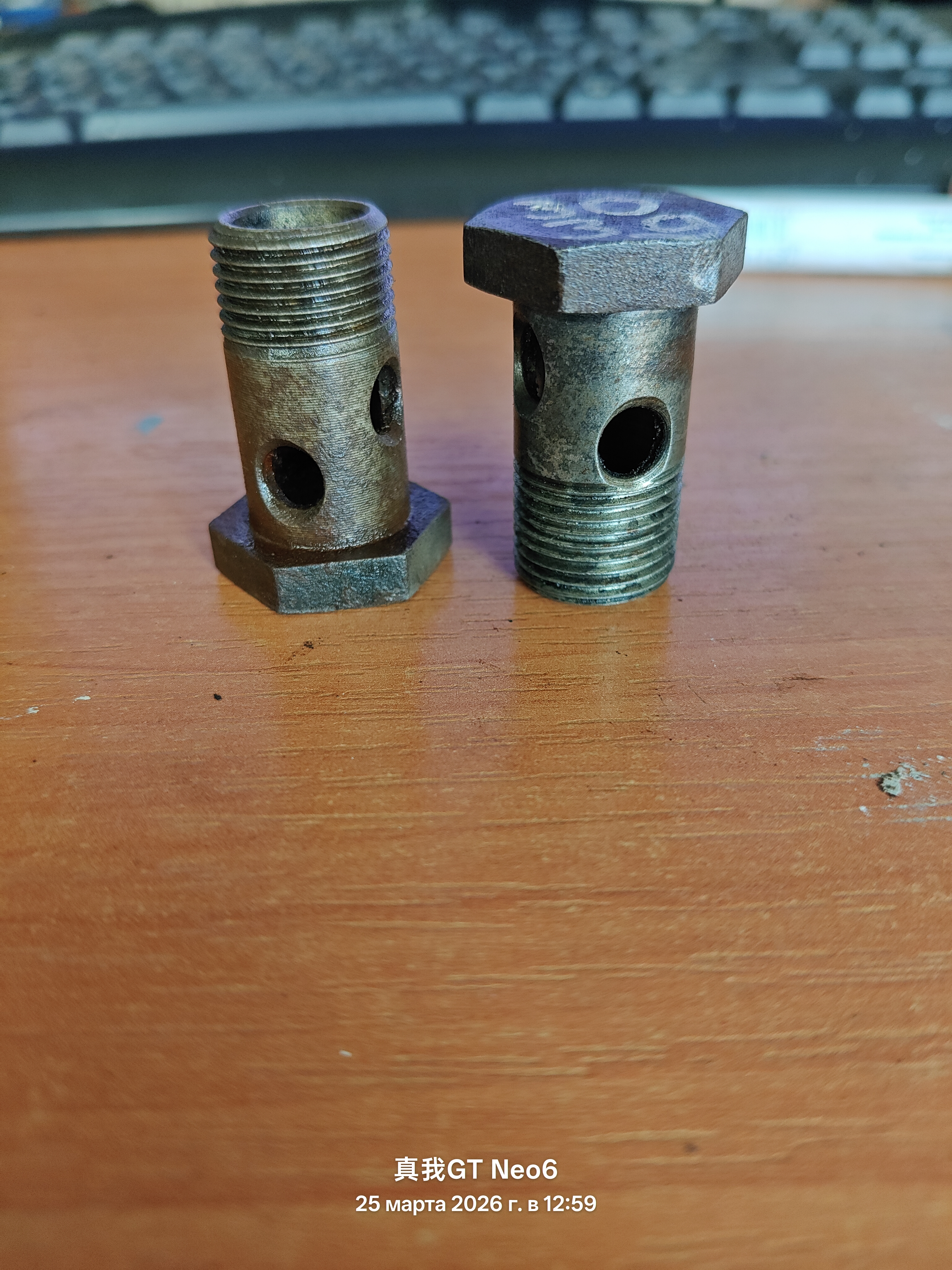 полый болт 4 отверстия внутренний диаметр-13мм наружный диаметр-18мм высота с шляпкой-38мм без шляпки-32мм шаг резьбы-1,5