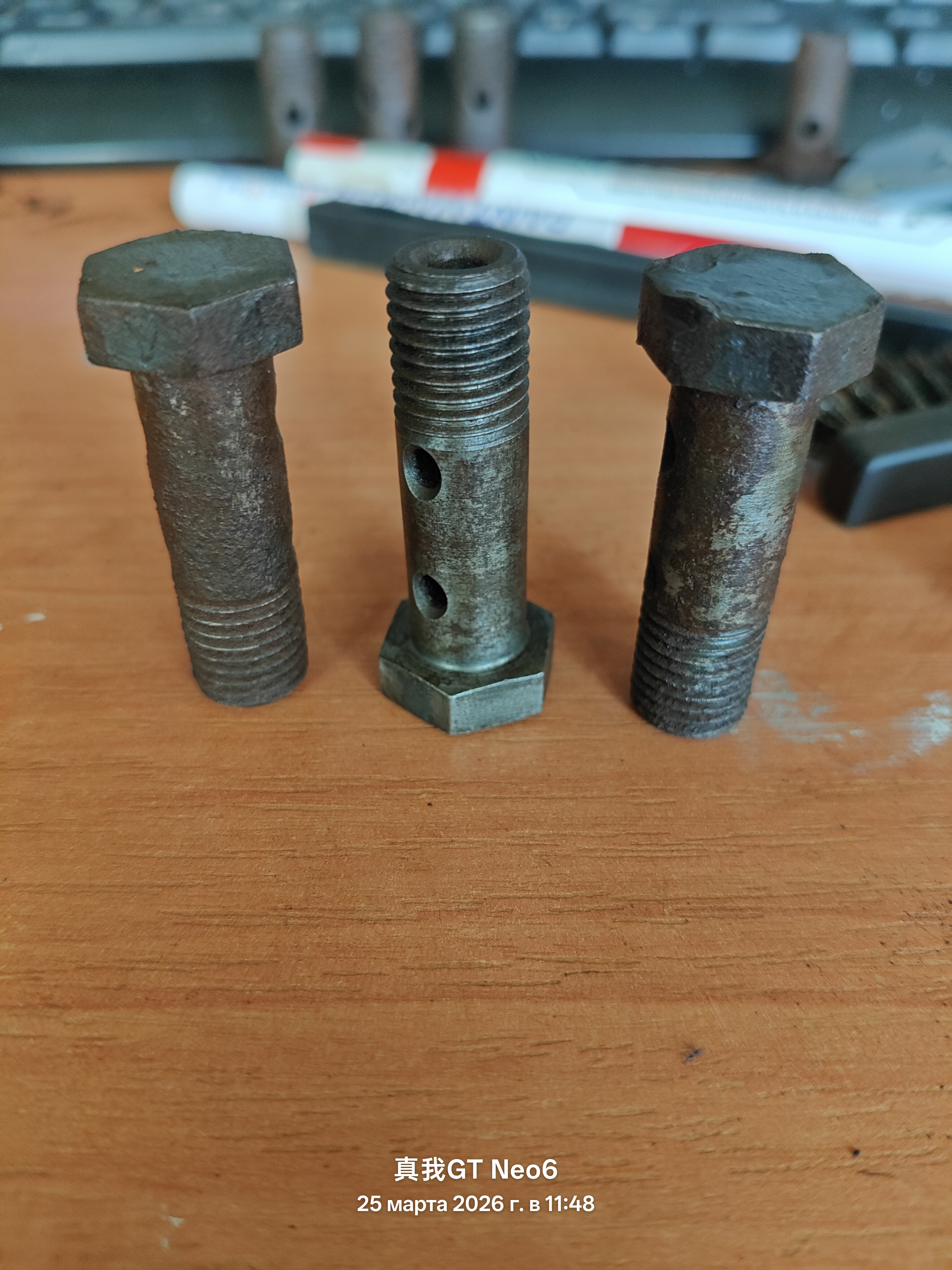 полый болт 4 отверстия внутренний диаметр-5мм наружный диаметр-12мм высота с шляпкой-44мм без шляпки-38мм шаг резьбы-1,5