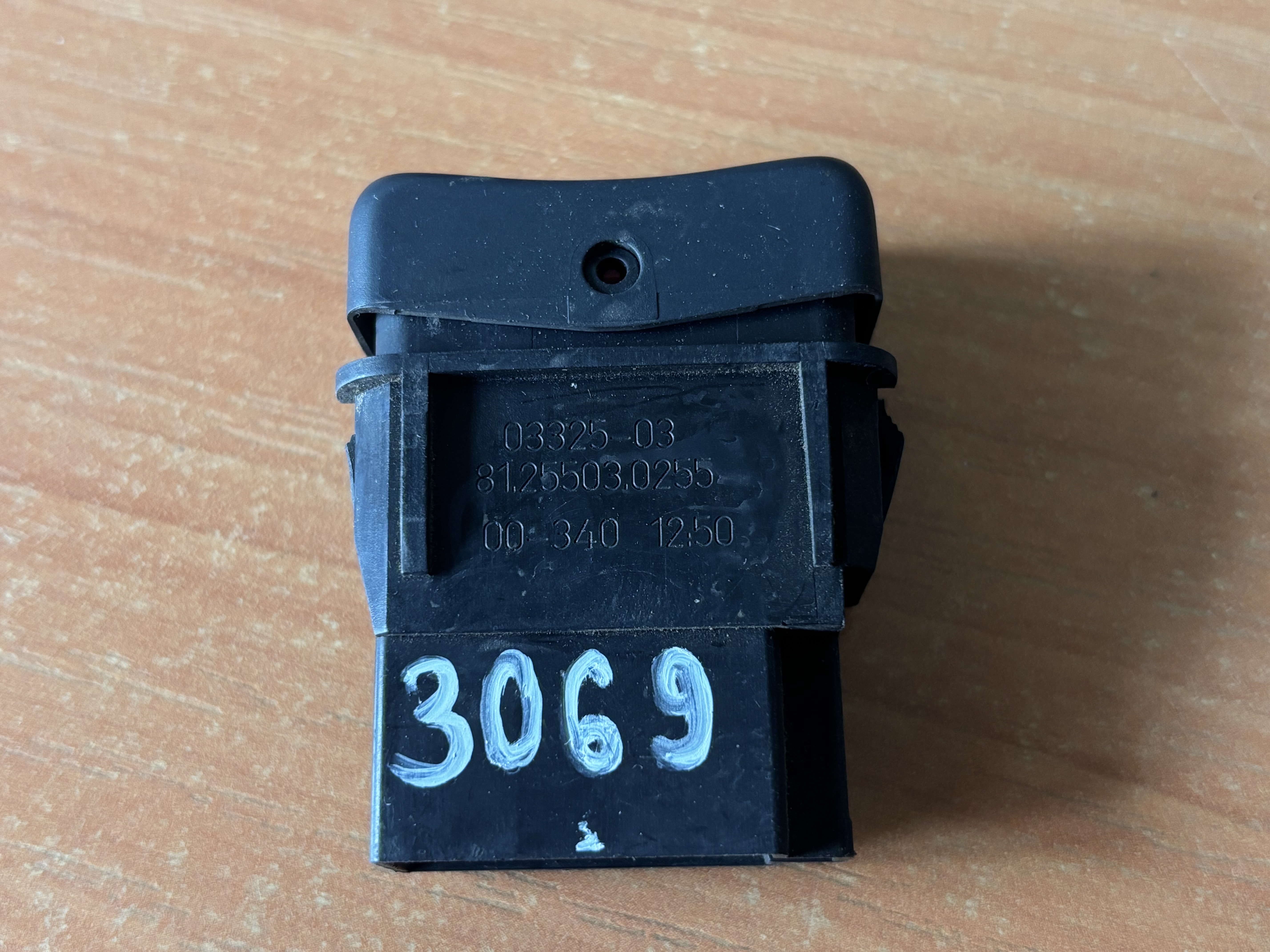 Кнопка антипробуксовочной системы (ASR) MAN TGL TGM TGA 81255030255 0332503